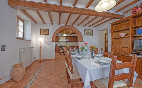 La Montana: Bord, Møbel, Ejendom, Vindue, Stol, Træ, Indretning, Belysning, Dug, Etage