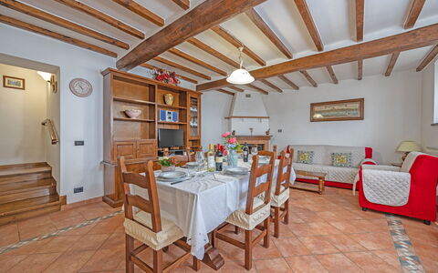 La Montana: Møbel, Bord, Ejendom, Billedramme, Træ, Dør, Stol, Indretning, Etage, Cabinetry