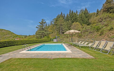 La Montanina: Himmel, Plante, Vand, Azure, Sky, Svømmepøl, Land Lot, Træ, Græs, Skygge