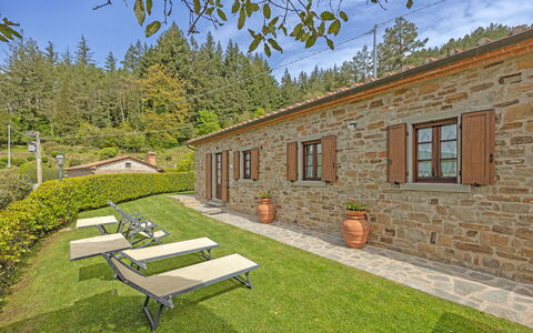 La Montanina: Plante, Bygning, Ejendom, Vindue, Himmel, Træ, Hus, Græs, Udendørs Bench, Land Lot