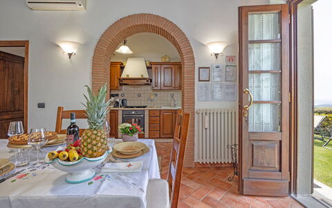 La Montanina: Bord, Ejendom, Møbel, Bordservice, Dør, Træ, Stol, Indretning, Plante