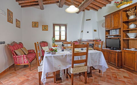 La Montanina: Møbel, Bord, Ejendom, Vindue, Stol, Cabinetry, Træ, Indretning, Arkitektur, Bygning