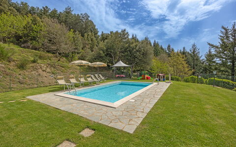 La Montanina: Sky, Himmel, Plante, Træ, Svømmepøl, Vand, Land Lot, Rektangel, Bygning, Skygge