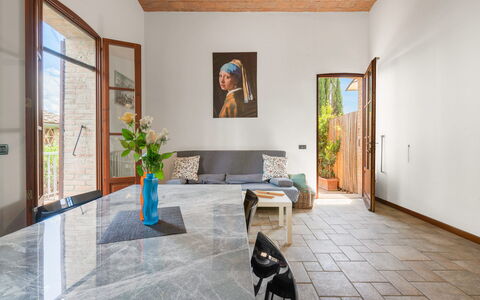 Torri 15 Holiday Home: Plante, Bygning, Billedramme, Blomst, Stueplante, Træ, Gulvbelægning, Indretning, Etage, Blomsterkrukke