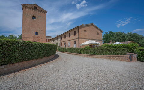 Torri 15 Holiday Home: Sky, Himmel, Plante, Bygning, Vindue, Vejbelægning, Land Lot, Træ, Hus, Græs