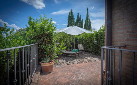 Torri 15 Holiday Home: Sky, Himmel, Plante, Ejendom, Botanik, Blomsterkrukke, Stol, Skygge, Ejendom, Græs