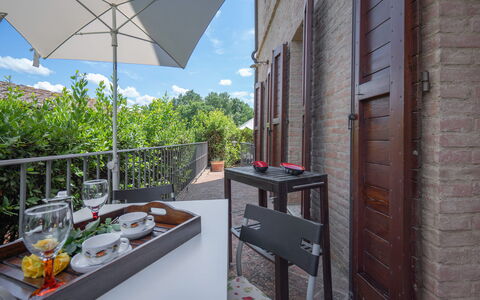 Torri 15 Holiday Home: Himmel, Bygning, Ejendom, Bord, Møbel, Sky, Bordservice, Vindue, Arkitektur, Blomsterkrukke