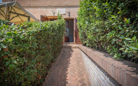 Torri 15 Holiday Home: Plante, Ejendom, Vindue, Bygning, Land Lot, Vejbelægning, Væg, Græs, Mursten, Ejendom