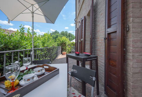 Torri 15 Holiday Home: Himmel, Bygning, Ejendom, Bord, Møbel, Sky, Bordservice, Vindue, Arkitektur, Blomsterkrukke