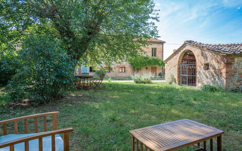 Il Palazzetto Francigena, Monteriggioni: Plante, Ejendom, Bygning, Møbel, Sky, Vindue, Himmel, Bord, Træ, Naturlige Landskab