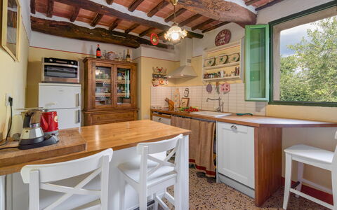 Il Palazzetto Francigena, Monteriggioni: Cabinetry, Countertop, Møbel, Bord, Ejendom, Vindue, Køkken, Træ, Skuffe, Indretning