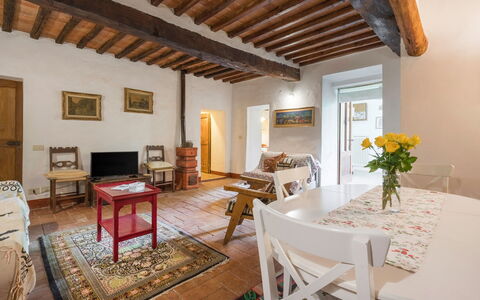 Il Palazzetto Francigena, Monteriggioni: Bord, Møbel, Plante, Stol, Træ, Indretning, Blomst, Arkitektur, Bygning, Etage