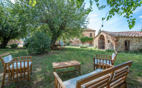 Il Palazzetto Francigena, Monteriggioni: Græs, Landdistrikt, Have, Estate, Lawn, Backyard, Sommerhus, Stuehus, Hacienda, Gård