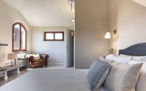 Villa i Portici: Indretning, Væg, Møbel, Soveværelse, Træ, Seng, Gulvbelægning, Etage, Loft, Belysning