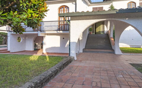 Villa i Portici: Plante, Bygning, Træ, Vejbelægning, Vindue, Væg, Murværk, Trappe, Skygge, Ejendom