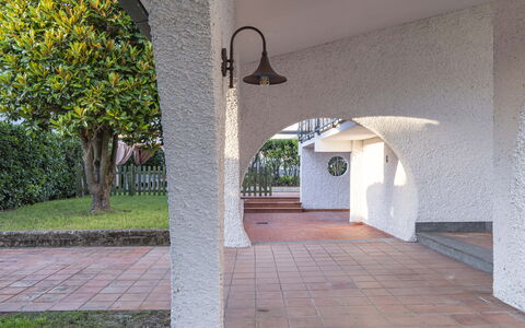 Villa i Portici: Plante, Bygning, Skygge, Træ, Træ, Facade, Vejbelægning, Hus, Landskab, Kompositmateriale