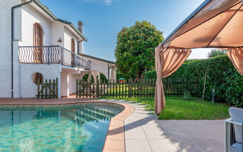 Villa i Portici: Vand, Plante, Himmel, Ejendom, Vindue, Bygning, Azure, Svømmepøl, Arkitektur, Træ