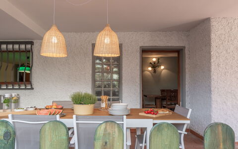 Villa i Portici: Bord, Ejendom, Plante, Møbel, Grøn, Stueplante, Træ, Stue, Countertop, Indretning