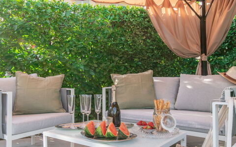 Villa i Portici: Bord, Møbel, Plante, Ejendom, Bordservice, Grøn, Udendørs Møbler, Textile, Orange, Skygge