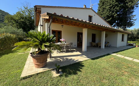 Casa Viviani: Plante, Himmel, Bygning, Ejendom, Vindue, Træ, Hus, Skygge, Land Lot, Dør