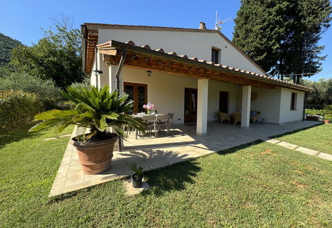 Casa Viviani: Plante, Himmel, Bygning, Ejendom, Vindue, Træ, Hus, Skygge, Land Lot, Dør