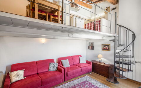 Belle Donne Apartment, Tornabuoni, Florence, Wifi: Ejendom, Møbel, Couch, Stue, Træ, Indretning, Belysning, Bygning, Arkitektur, Etage