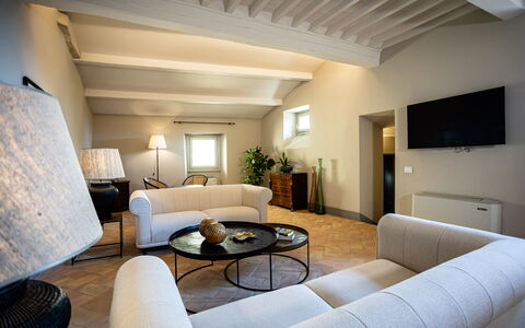 Appartamento Vagnucci: Møbel, Billedramme, Bord, Ejendom, Couch, Komfort, Bygning, Indretning, Arkitektur, Gulvbelægning