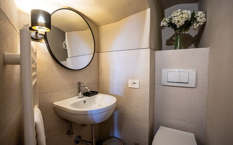 Appartamento Vagnucci: Spejl, Tap, Badeværelsesvask, Håndvask, Sanitærarmatur, Ejendom, Fotografi, Plante, Badeværelse, Indretning