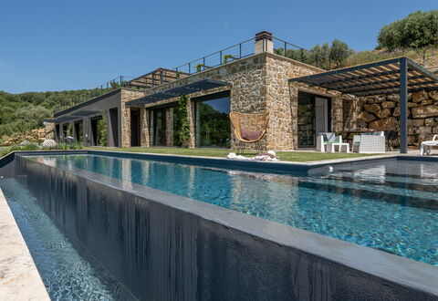 Villa Paradise: Vand, Himmel, Ejendom, Azure, Krop Af Vand, Bygning, Plante, Svømmepøl, Fritid, Træ