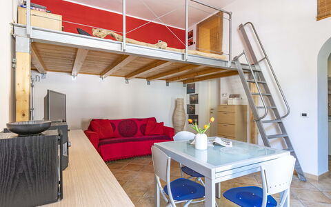 Florentine Careggi Loft: Bord, Møbel, Ejendom, Couch, Træ, Bygning, Indretning, Etage, Gulvbelægning, Komfort