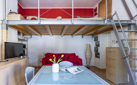 Florentine Careggi Loft: Bord, Møbel, Ejendom, Bygning, Textile, Træ, Stol, Indretning, Bordservice, Arkitektur