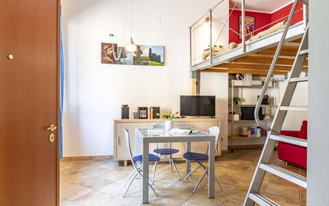 Florentine Careggi Loft: Bord, Ejendom, Møbel, Reol, Billedramme, Bygning, Skrivebord, Træ, Indretning, Reoler