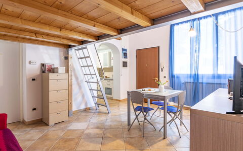 Florentine Careggi Loft: Bord, Ejendom, Møbel, Bygning, Vindue, Træ, Dør, Indretning, Gulvbelægning, Hus