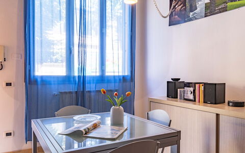 Florentine Careggi Loft: Bord, Møbel, Bygning, Ejendom, Vindue, Plante, Blomst, Stol, Træ, Indretning