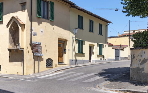 Florentine Careggi Loft: Himmel, Ejendom, Vindue, Bygning, Vejbelægning, Træ, Boligområde, Hus, Asfalt, Plante