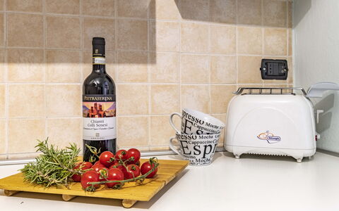 Florentine Careggi Loft: Mad, Flaske, Glas Flaske, Alkoholholdig Drik, Drikke, Ingrediens, Naturlige Fødevarer, Køkken Apparat, Vinflaske