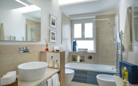 Butterfly With Beach & Breakfast Included: Spejl, Tap, Sanitærarmatur, Håndvask, Ejendom, Badeværelsesvask, Azure, Badeværelsesskab, Badeværelse, Purple