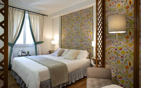 Butterfly With Beach & Breakfast Included: Møbel, Ejendom, Bygning, Komfort, Dekoration, Textile, Bed Frame, Indretning, Træ, Etage