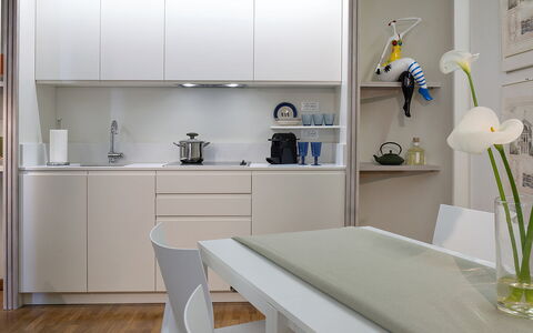 Butterfly With Beach & Breakfast Included: Ejendom, Møbel, Cabinetry, Hvid, Bord, Indretning, Plante, Reoler, Blomst