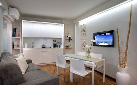 Butterfly With Beach & Breakfast Included: Bord, Møbel, Couch, Billedramme, Bygning, Stueplante, Indretning, Etage, Hylde, Gulvbelægning