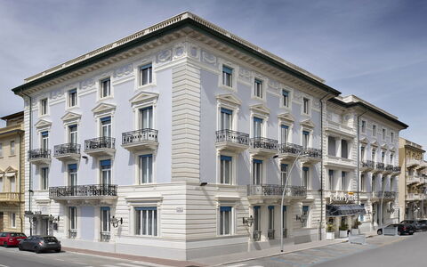 Boheme With Beach & Breakfast Included: Bygning, Himmel, Vindue, Sky, Bil, Urban Design, Kvarter, Hjul, Boligområde, Ejerlejlighed