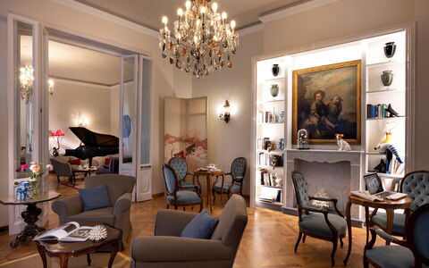 Boheme With Beach & Breakfast Included: Møbel, Bord, Billedramme, Ejendom, Stol, Belysning, Stue, Indretning, Etage, Lampe