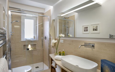 Tosca With Beach & Breakfast Included: Spejl, Tap, Sanitærarmatur, Håndvask, Ejendom, Badeværelse, Badeværelsesvask, Purple, Bygning, Indretning