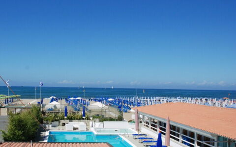 Tosca With Beach & Breakfast Included: Vand, Himmel, Sky, Plante, Coastal Og Oceaniske Landskabsformer, Svømmepøl, Strand, Fritid, Træ, Horisont