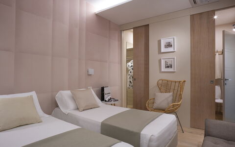 Tosca With Beach & Breakfast Included: Møbel, Komfort, Bygning, Træ, Belysning, Etage, Indretning, Pude, Gulvbelægning