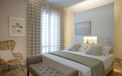 Tosca With Beach & Breakfast Included: Møbel, Ejendom, Komfort, Træ, Textile, Indretning, Belysning, Gulvbelægning, Stol