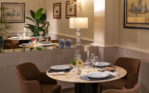 Tosca With Beach & Breakfast Included: Bord, Møbel, Billedramme, Ejendom, Plante, Stol, Bordservice, Bygning, Belysning, Indretning