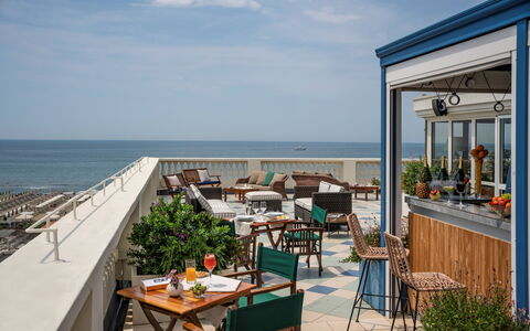 Tosca With Beach & Breakfast Included: Himmel, Bord, Vand, Møbel, Sky, Bygning, Azure, Plante, Stol, Udendørs Møbler