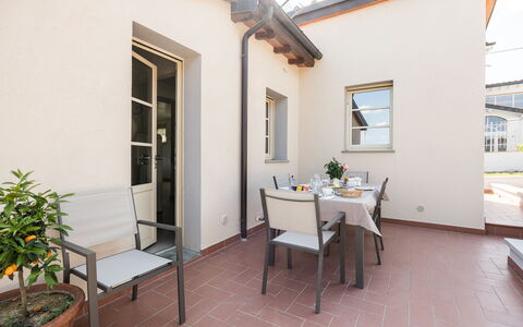 Villacolle 1, Poggio a Caiano, Hot Tub, Wifi, Ac: Møbel, Plante, Bord, Vindue, Blomsterkrukke, Stueplante, Bygning, Træ, Indretning, Stol