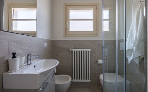 Villacolle 1, Poggio a Caiano, Hot Tub, Wifi, Ac: Sanitærarmatur, Tap, Håndvask, Ejendom, Badeværelsesvask, Vindue, Badeværelse, Bygning, Indretning